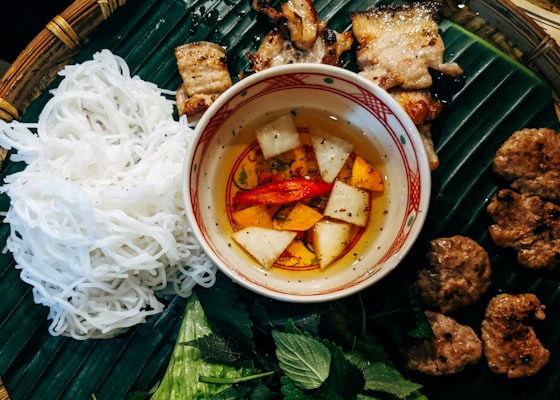 Bún – Reisnudeln mit Kräutern, Fleisch und Nước-Mắm-Dip auf Bananenblatt