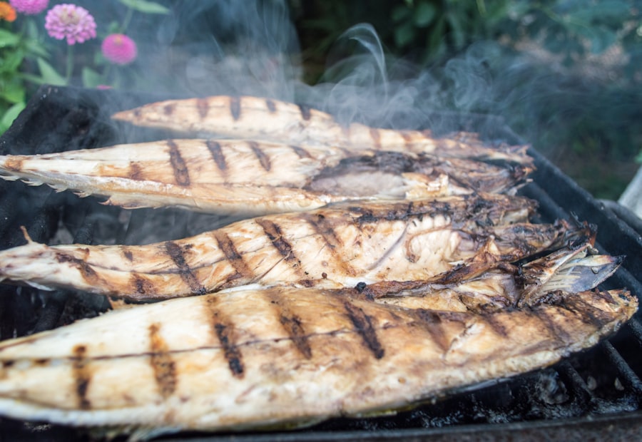 Ganze gegrillte Goldbrasse mit Kräutern und Gemüse