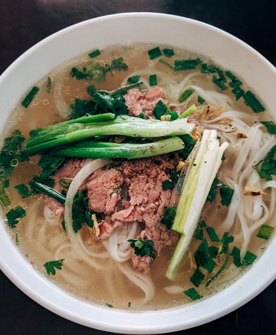 Phở Bò – Reisnudelsuppe mit Rindfleisch, frischen Kräutern und Limette